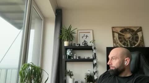 Thomas Fit online show from December 14, 9:37 am