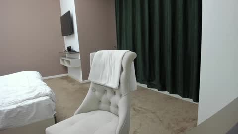         online show from December 6, 6:44 pm