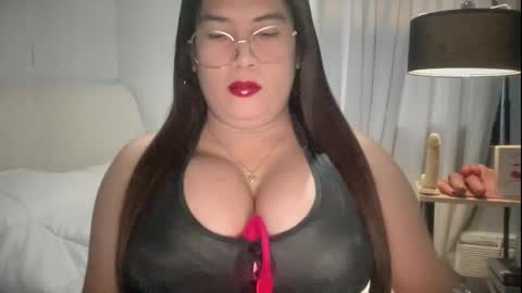 travelergirl online show from October 14, 8:50 am