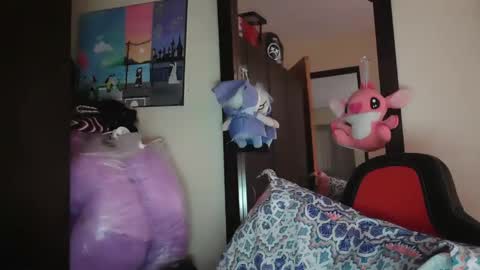 triana_bell online show from April 13, 7:51 pm