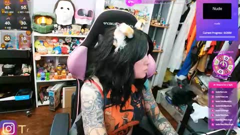 Snapshot of trinitykatze chatting on October 17, 7:40 pm Trin Kat pet online show from October 17, 7:40 pm