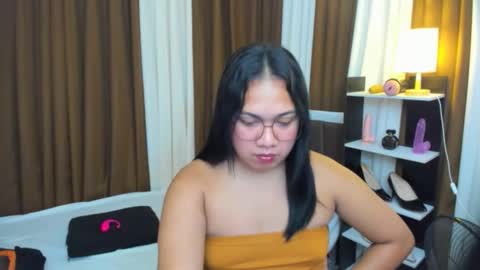 Karen Oquio online show from October 11, 7:13 am