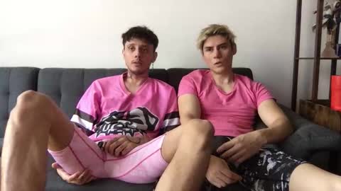 Snapshot of twinksguys360 chatting on October 17, 5:17 pm Derrick online show from October 17, 5:17 pm