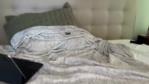 Snapshot of uncutnudist chatting on September 17, 12:25 am uncutnudist online show from September 17, 12:25 am