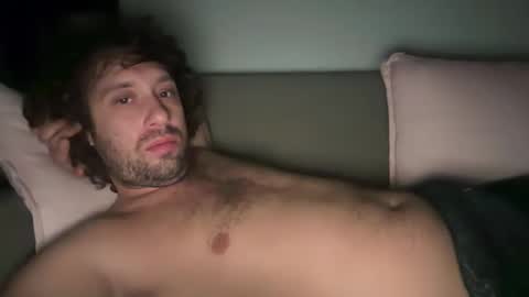 Snapshot of universalstudihoes chatting on December 5, 11:33 am universalstudihoes online show from December 5, 11:33 am