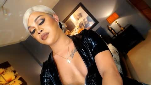 UrMajestyTyra online show from February 7, 7:33 am