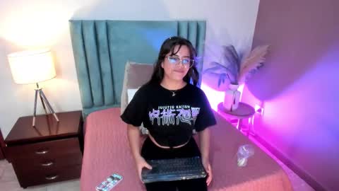 VaiaLowell online show from February 12, 6:55 pm