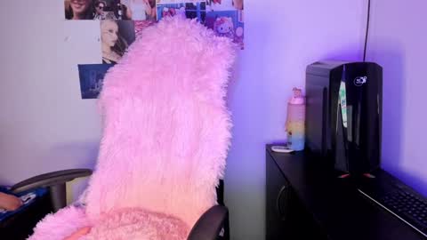 Danielle  Please help me to reach 300 thumbs up online show from January 27, 10:06 pm