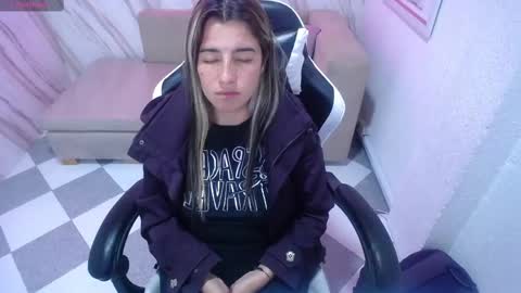 valerie_b online show from February 12, 9:10 am