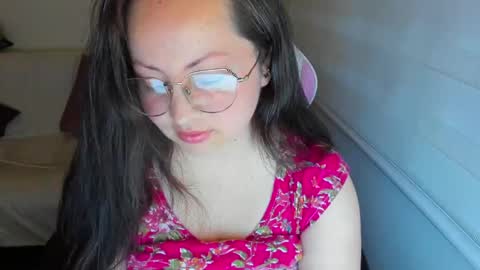 Snapshot of valeryvass_07 chatting on September 23, 2:16 am My name is Valery... Nice to meet you  thumb up me please its important online show from September 23, 2:16 am