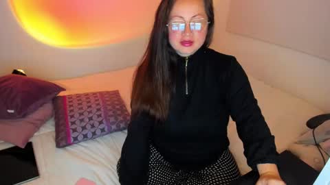 Snapshot of valeryvass_07 chatting on December 20, 6:08 am My name is Valery... Nice to meet you  thumb up me please its important online show from December 20, 6:08 am