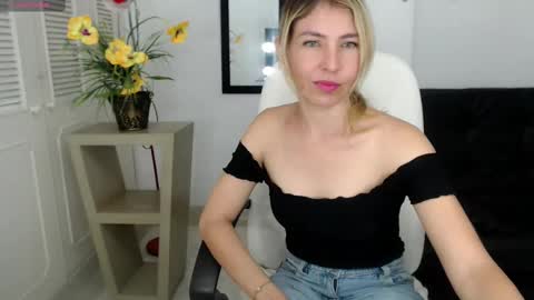 Snapshot of vanessa_21__ chatting on September 25, 11:01 pm vanessa_21__ online show from September 25, 11:01 pm