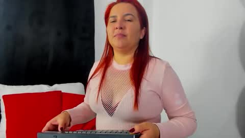 Snapshot of vauroracooper chatting on October 19, 1:43 am Aurora Cooper online show from October 19, 1:43 am