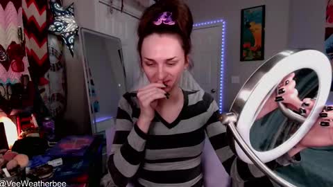 Violet Weatherbee online show from December 21, 4:41 am