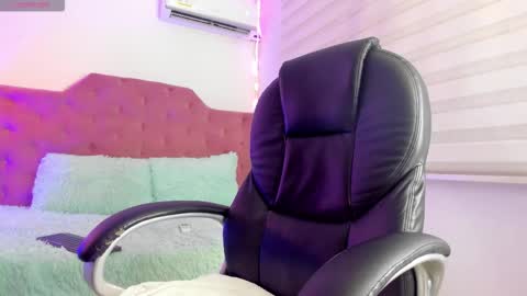 Snapshot of velveet_ chatting on October 22, 12:29 pm velveet_ online show from October 22, 12:29 pm