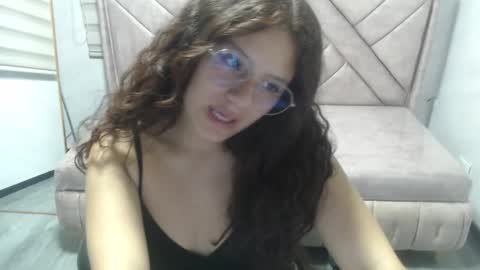 velvet_moon_v online show from March 3, 7:43 pm