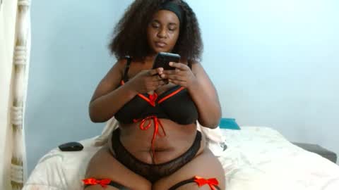velvetychocolate1 online show from May 17, 1:26 am