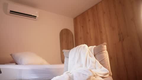 Veronica online show from April 21, 2:02 pm