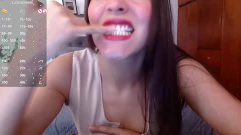 VICTORIA MARTELO online show from November 12, 4:20 pm