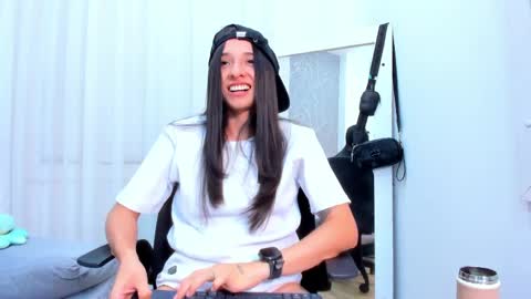 viictoriiasaenz online show from April 11, 7:45 am