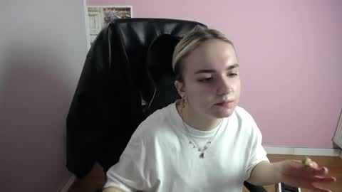 viktoria_lovely online show from April 24, 6:26 am