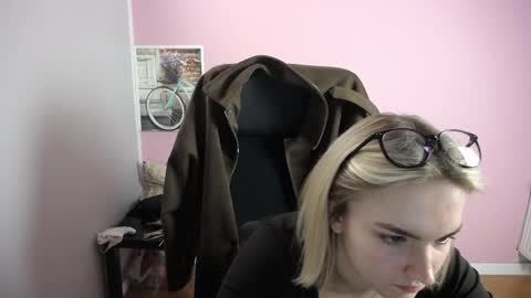 viktoria_lovely online show from April 15, 9:45 am