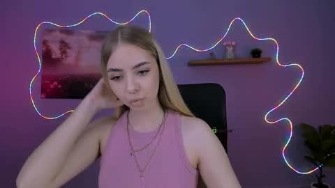 viola_sweet_ online show from May 23, 9:05 am