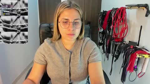 Snapshot of violet_bdsmx chatting on January 4, 8:27 pm Kim online show from January 4, 8:27 pm