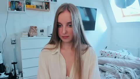 Violet online show from May 5, 1:28 pm