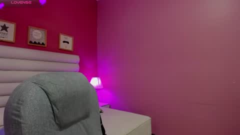 violet_sinclair online show from July 10, 11:15 am