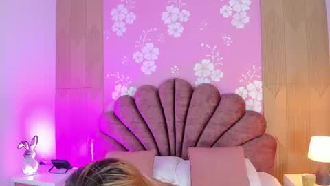 violet_smith01 online show from July 2, 11:59 am