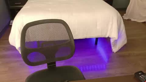 violet_winter97 online show from May 12, 7:12 pm