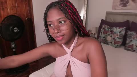 Snapshot of violeta_ruiz_ chatting on March 5, 4:46 pm violeta_ruiz_ online show from March 5, 4:46 pm