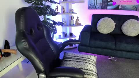 Snapshot of violetparkker chatting on February 19, 5:49 pm violetparkker online show from February 19, 5:49 pm