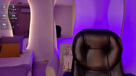 Violett Castel online show from November 28, 8:05 pm