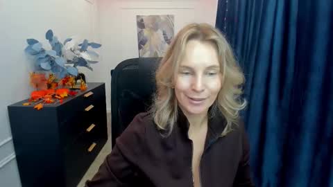 Snapshot of vivianlirei chatting on October 22, 11:45 am Sinti online show from October 22, 11:45 am