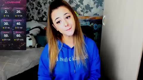 Snapshot of weakness4u chatting on December 7, 5:43 am Maya online show from December 7, 5:43 am