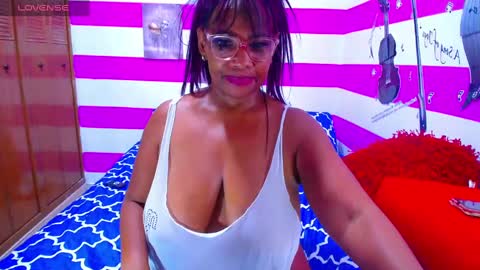 Snapshot of wethotass chatting on February 21, 8:18 am gina online show from February 21, 8:18 am
