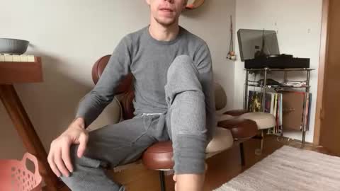 whatthefoot online show from December 18, 9:21 pm