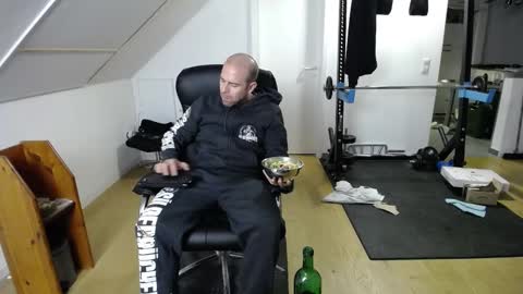 Snapshot of whiterabbit_86 chatting on December 14, 6:09 pm whiterabbit_86 online show from December 14, 6:09 pm