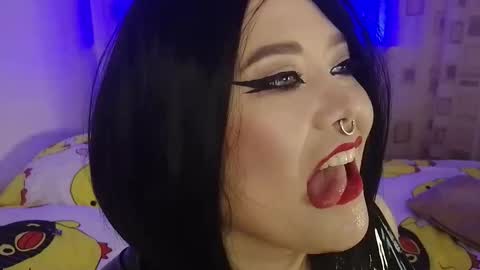 Snapshot of wickedxqueen chatting on October 8, 10:48 pm Laura  online show from October 8, 10:48 pm