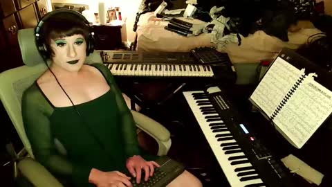 Countess of Hotdogs online show from December 18, 6:20 am