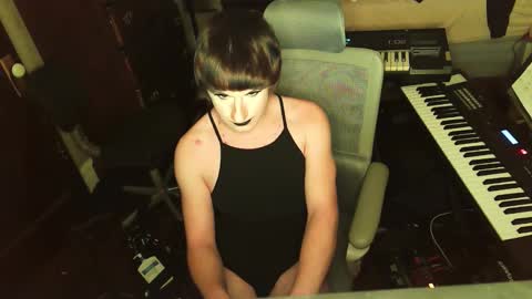 Countess of Hotdogs online show from December 14, 3:35 am