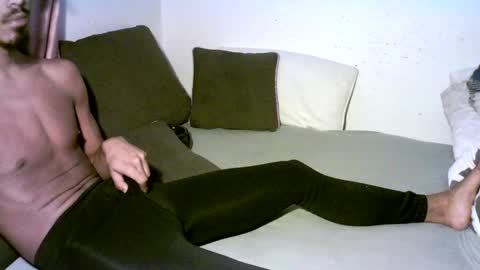 Snapshot of willingwillwet chatting on December 4, 11:02 am Call me Babe online show from December 4, 11:02 am