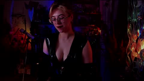 Snapshot of witch_fiona chatting on December 4, 8:23 pm Goddess of two strapons  - Mr. long Don Mr. Pinky online show from December 4, 8:23 pm