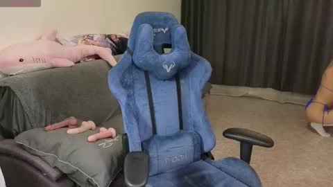 Neo and Abby online show from December 20, 6:15 pm