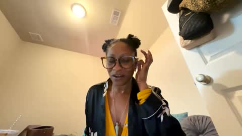 Snapshot of wynterheat chatting on October 23, 5:09 am Wynter Heat online show from October 23, 5:09 am
