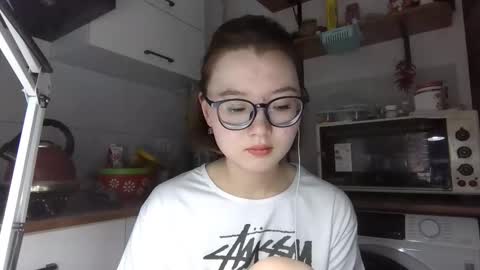 Snapshot of yanverfaille chatting on October 23, 5:25 pm Lily online show from October 23, 5:25 pm