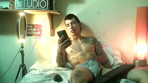 yeisoncastellanos1999 online show from May 29, 6:17 pm