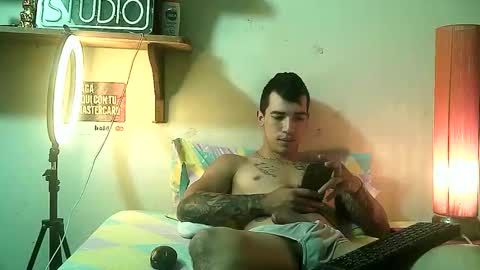 yeisoncastellanos1999 online show from May 26, 7:31 pm